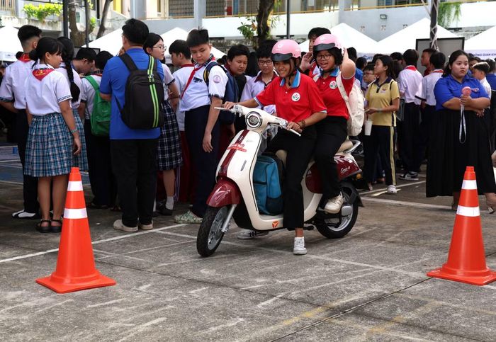 Các em học sinh tham gia trải nghiệm lái xe điện trong khuôn khổ ngày hội. Ảnh: Ngô Tùng