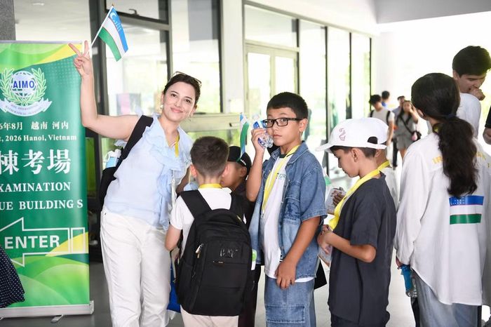 Thí sinh làm thủ tục trước giờ vào phòng thi.