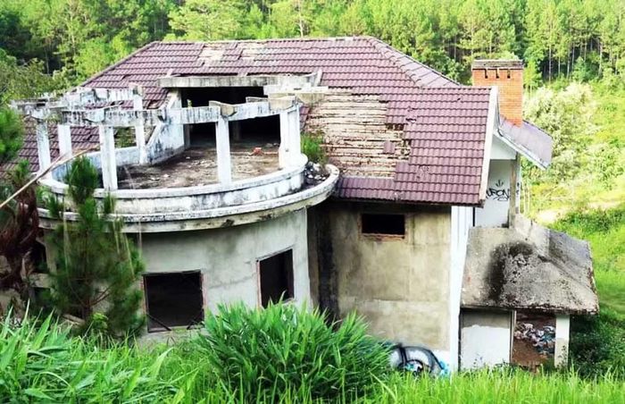 Nhiều biệt thự xây dựng dở dang, bỏ hoang thời gian dài ở hồ Tuyền Lâm.