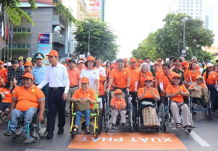 Nguyên lãnh đạo Đảng, Nhà nước, lãnh đạo TPHCM đồng hành cùng các nạn nhân chất độc da cam trong hoạt động ý nghĩa.