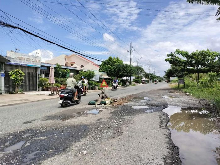 Người dân đặt vật cảnh báo các vị trí nguy hiểm nhằm hạn chế xảy ra tai nạn giao thông.