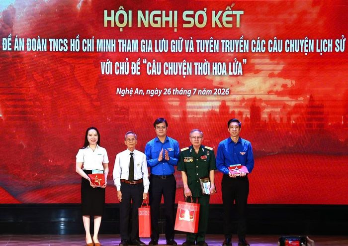 Anh Bùi Quang Huy - Ủy viên T.Ư Đảng, Phó Chủ tịch Ủy ban T.Ư MTTQ Việt Nam, Bí thư thứ nhất BCH T.Ư Đoàn, tặng quà Anh hùng LLVTND Trần Hữu Bào (thứ 2 từ phải qua).