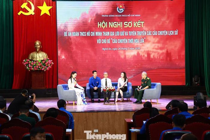 Anh hùng LLVTND Trần Hữu Bào (ngoài cùng bên phải) tham gia giao lưu tại Hội nghị sơ kết Đề án “Đoàn TNCS Hồ Chí Minh tham gia lưu giữ và tuyên truyền các câu chuyện lịch sử” chủ đề “Câu chuyện thời hoa lửa”.