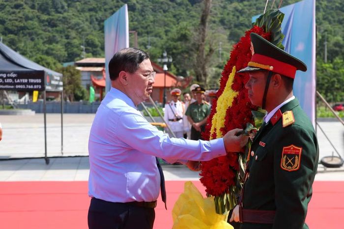 Phó Thủ tướng thường trực Phạm Gia Túc dâng hoa tại Tượng đài Chủ tịch Hồ Chí Minh, đặc khu Phú Quốc (An Giang).