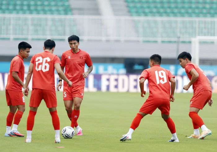 Tại bảng A, đội tuyển Việt Nam đang rơi vào thế bất lợi sau trận hòa 0-0 với Singapore tại Mỹ Đình. Kết quả khiến đội rơi xuống vị trí thứ 3 với 4 điểm, kém Indonesia 2 điểm và Singapore 3 điểm. Thầy trò HLV Kim Sang-sik có nguy cơ mất quyền tự quyết nếu không giành trọn 3 điểm khi gặp Indonesia.