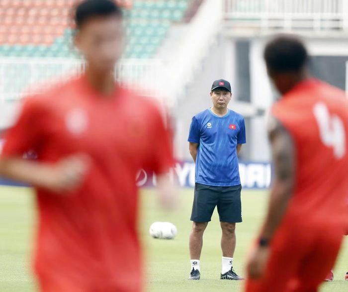 Không dễ để HLV Kim Sang-sik và các học trò giành trọn 3 điểm trước đối thủ mạnh nhất bảng A.