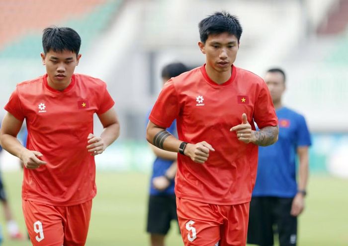  Đoàn Văn Hậu trở lại đội tuyển Việt Nam sau thời gian dài chấn thương. Anh chưa tái hiện phong độ cao nhất bên hành lang cánh đội bóng. Đối diện với các cầu thủ giàu sức mạnh bên phía Indonesia, chiều cao và thể hình của Văn Hậu sẽ là lợi thế. 