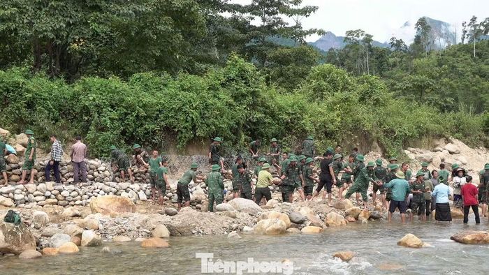 Vì vậy, tuyến kè không chỉ là một hạng mục hạ tầng đơn thuần mà còn là công trình phòng, chống thiên tai có ý nghĩa thiết thực. Khi mùa mưa bão cận kề, tuyến kè sẽ góp phần ổn định bờ sông, hạn chế xói lở, bảo vệ Nhà văn hóa bản, khu dân cư và các công trình lân cận, giúp người dân yên tâm sinh sống, sản xuất.