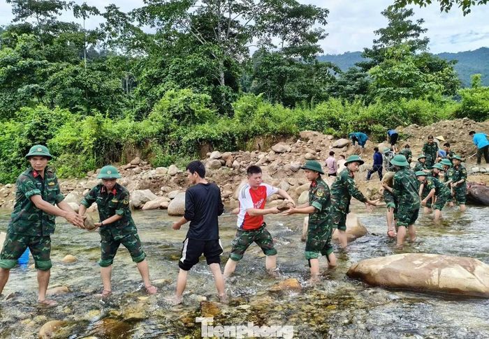  Đá được các cán bộ chiến sĩ và lực lượng khai thác ngay từ lòng sông, sau đó vận chuyển đến vị trí thi công, xếp vào các rọ sắt để gia cố bờ, hạn chế nguy cơ sạt lở trong mùa mưa lũ. 