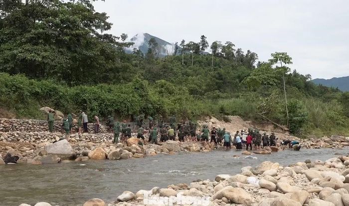 Điều đáng quý hơn cả là công trình được tạo nên từ sức mạnh của tinh thần đoàn kết. Hình ảnh cán bộ, chiến sĩ Trung đoàn 764 cùng người dân kề vai vận chuyển từng hòn đá, dựng từng rọ thép không chỉ góp phần đẩy nhanh tiến độ thi công mà còn làm sâu sắc thêm tình cảm quân - dân trên địa bàn biên giới.