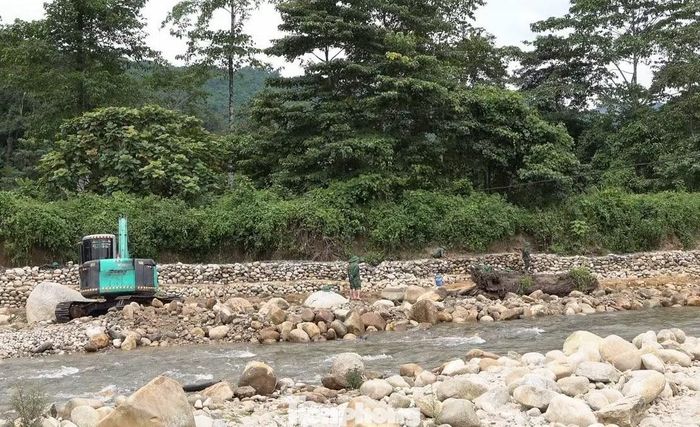 Bản Pục là địa bàn vùng biên, nơi sinh sống chủ yếu của đồng bào dân tộc thiểu số. Do địa hình nằm ven sông, hằng năm khu vực này thường chịu tác động của mưa lớn và lũ quét, khiến tình trạng sạt lở luôn tiềm ẩn nguy cơ đe dọa nhà cửa, công trình công cộng và đời sống của người dân.