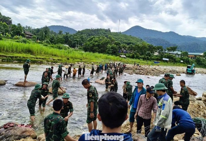 Không chỉ có cán bộ, chiến sĩ Trung đoàn 764, công trình còn nhận được sự chung tay của Đồn Biên phòng Hạnh Dịch, Công an xã Quế Phong, Ban Quản lý Khu Bảo tồn thiên nhiên Pù Hoạt, đoàn viên thanh niên cùng đông đảo người dân địa phương.