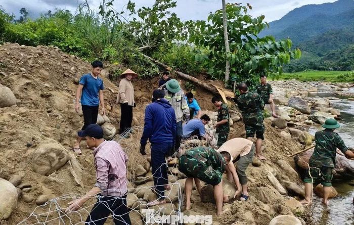 Tuyến kè được dựng lên nhằm chống sạt lở, góp phần bảo vệ cuộc sống của người dân bản Pục trước mùa mưa bão đang đến gần.