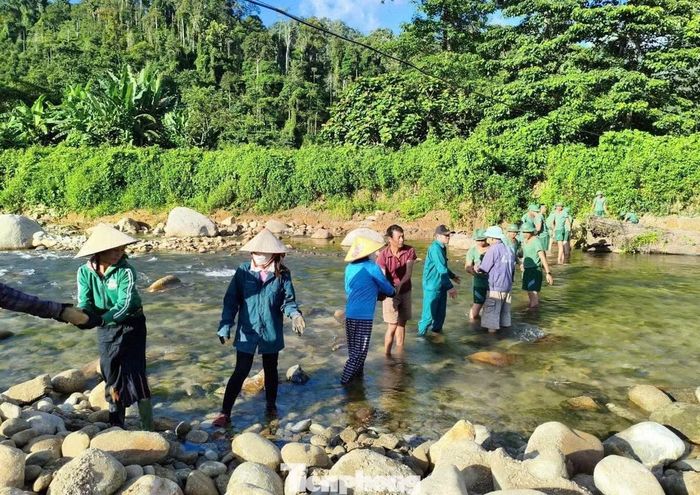 Mỗi viên đá được xếp xuống hôm nay không chỉ góp phần tạo nên bờ kè vững chắc mà còn vun đắp niềm tin của Nhân dân đối với lực lượng vũ trang. Đó cũng là dấu ấn đẹp của đợt hành quân dã ngoại làm công tác dân vận năm 2026, góp phần xây dựng thế trận lòng dân ngày càng bền chặt, hướng tới một vùng biên an toàn, ổn định và phát triển.