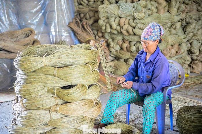 “Ngày trước, người dân nơi đây chủ yếu dệt chiếu để bán trong nước, còn bây giờ sản phẩm đa dạng hơn nhiều. Ngoài chiếu còn có giỏ, túi, đồ trang trí từ cói để xuất khẩu. Nhờ vậy mà người dân cũng có thêm việc làm và thu nhập ổn định hơn”, bà Sâm (58 tuổi) cho hay.