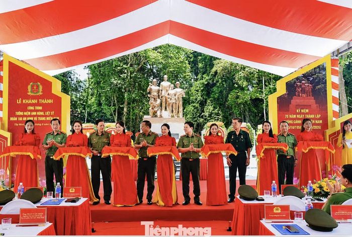 Các đại biểu tại lễ khánh thành.