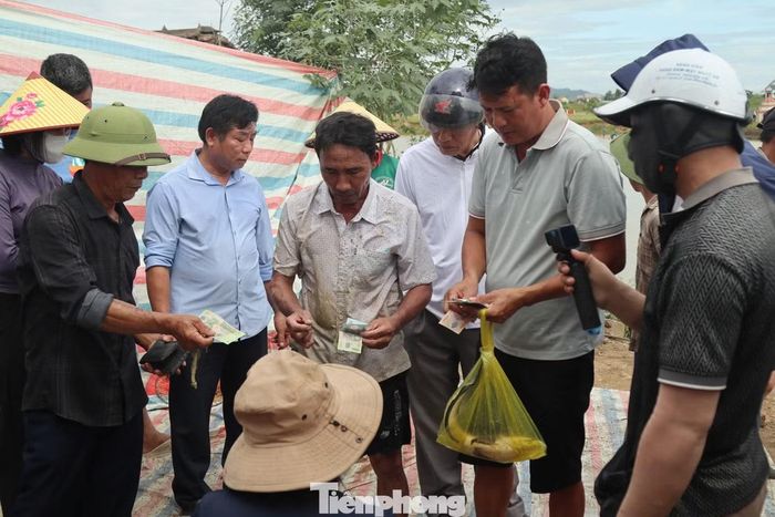 Kết thúc ngày hội, những mẻ cá vừa được đưa lên bờ đã nhanh chóng được người dân và du khách mua hết ngay tại chỗ, khép lại một lễ hội truyền thống trong không khí rộn ràng, đậm bản sắc quê hương.