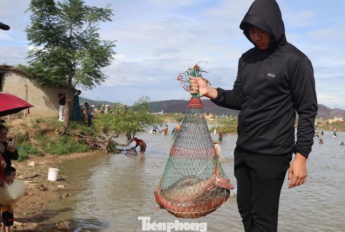 Không chỉ người dân địa phương, nhiều nơm thủ từ các xã lân cận cũng tìm về Kim Liên để hòa mình vào ngày hội. “Tôi dậy từ 5h sáng chuẩn bị dụng cụ và cùng nhóm bạn đi xe máy đến tham gia. Tự tay bắt cá bằng chiếc nơm tre khiến tôi như sống lại tuổi thơ. Đây không chỉ là cuộc vui mà còn là nét văn hóa truyền thống cần được gìn giữ”, một nơm thủ đến từ xã Thuần Trung (Nghệ An) chia sẻ.
