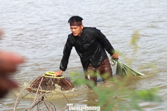  Anh Chu Quân (trú xã Kim Liên) cho biết lễ hội nơm cá không chỉ là hoạt động trải nghiệm mà còn góp phần gìn giữ nét đẹp văn hóa làng quê Việt. “Có những giá trị không thể đo bằng tiền mà được gìn giữ bằng ký ức và tình yêu quê hương. Chúng tôi mong muốn khi người dân và du khách cùng lội bùn, cầm chiếc nơm bắt cá sẽ cảm nhận được niềm vui lao động, sự gắn kết cộng đồng và tình yêu quê hương. Hy vọng lễ hội góp phần lan tỏa giá trị truyền thống, đồng thời quảng bá hình ảnh Kim Liên - quê hương Chủ tịch Hồ Chí Minh - đến với đông đảo du khách”, anh Quân chia sẻ. 