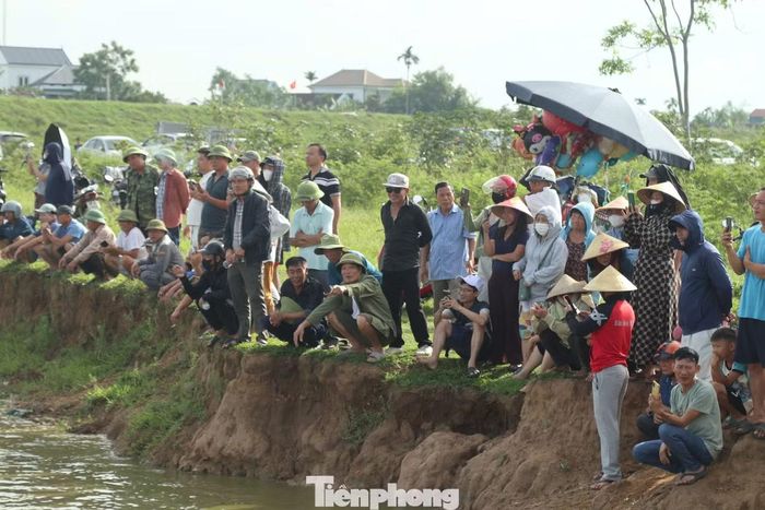 Mỗi khi có người bắt được cá lớn, tiếng reo hò lại vang dậy khắp bờ ao. Hàng trăm người dân và du khách đứng kín xung quanh theo dõi, ghi lại những khoảnh khắc thú vị của ngày hội.