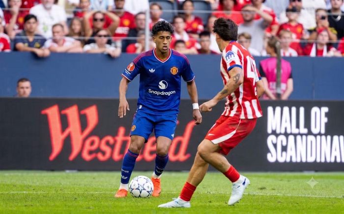  Gabriel tự tin đi bóng trước các cầu thủ dày dạn kinh nghiệm của Atletico. 