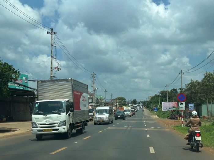 Các phương tiện di chuyển trên Quốc lộ 26.