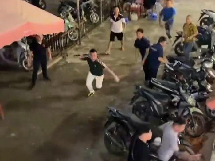 Thanh niên cầm hung khí lao vào hỗn chiến gây náo loạn nhà hàng “Quán Nhỏ”. (Ảnh cắt từ clip)