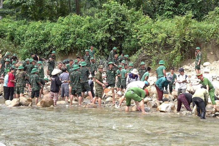 Hơn 70 cán bộ, chiến sĩ cùng các lực lượng và người dân chung sức xây dựng tuyến kè chống sạt lở trước mùa mưa lũ.