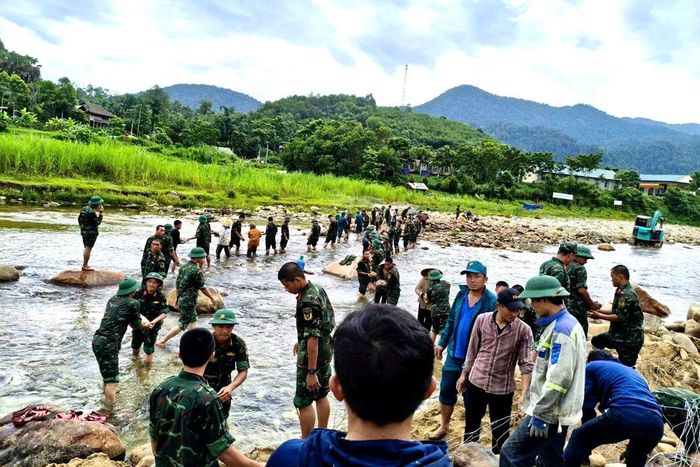 Tuyến kè chống sạt lở được xây dựng bằng sức người và tinh thần đoàn kết của lực lượng vũ trang cùng Nhân dân vùng biên.