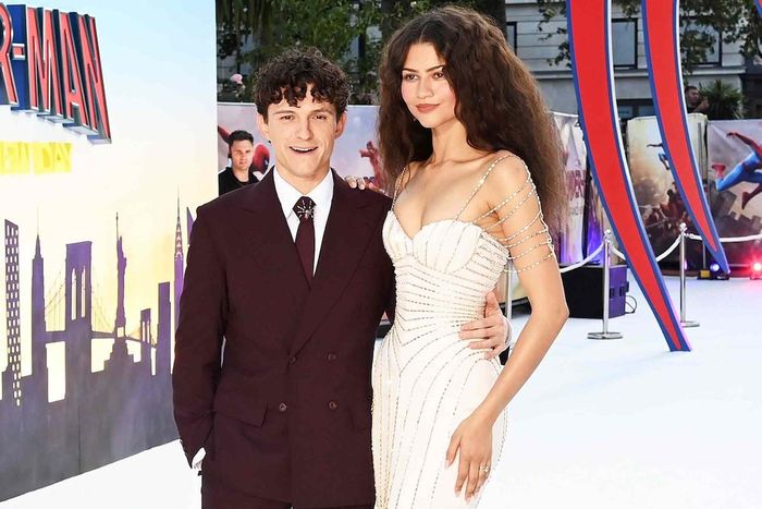 Tom Holland và Zendaya tại sự kiện quảng bá phim "Người Nhện: Khởi đầu mới". 