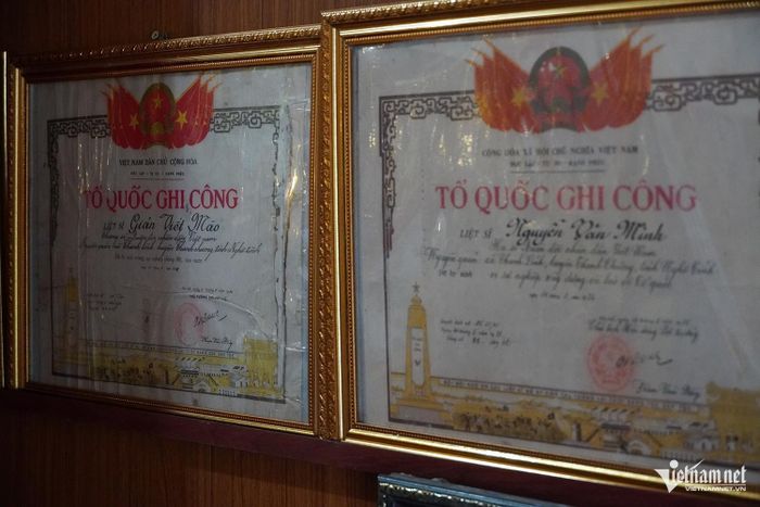 Hai tấm bằng Tổ quốc ghi công cho hai người con của mẹ Năm.