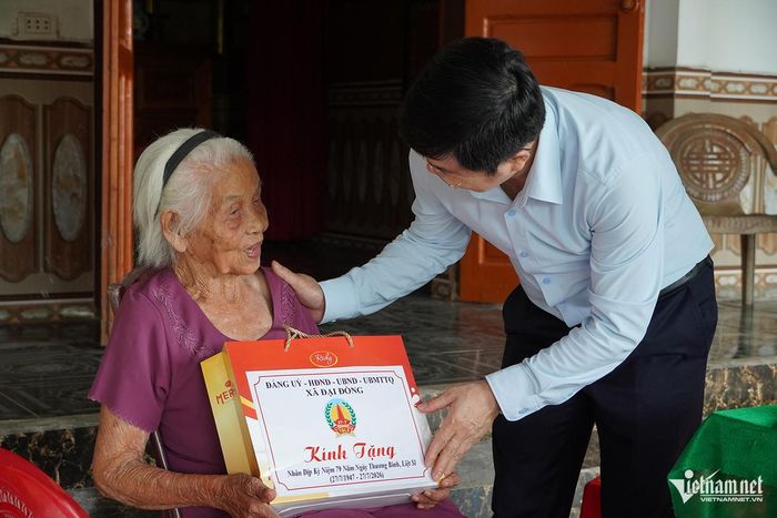 Bí thư Đảng ủy xã Đại Đồng Trình Văn Nhã đến thăm hỏi, động viên mẹ Năm.