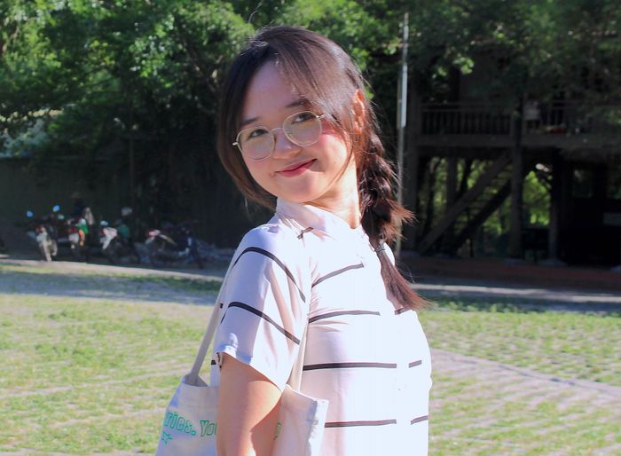 Quỳnh Hương vừa tốt nghiệp xuất sắc tại Trường Đại học Khoa học Xã hội và Nhân văn. Ảnh: NVCC