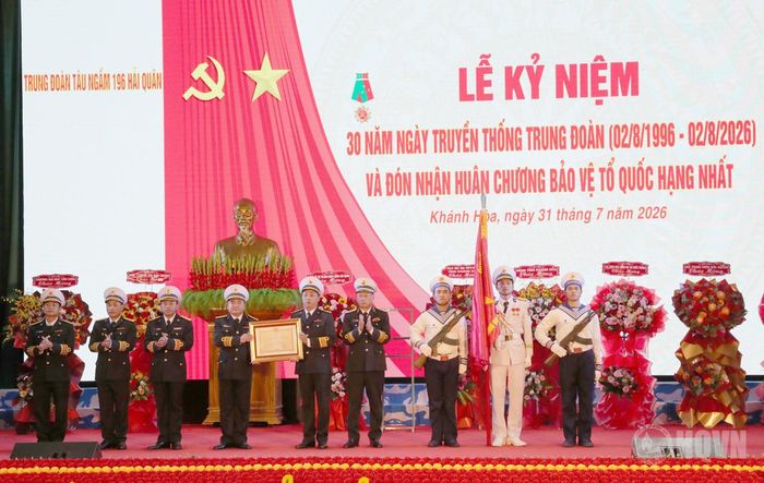 Thừa ủy quyền của Chủ tịch nước, Chuẩn Đô đốc Đỗ Quốc Ân trao Huân chương Bảo vệ Tổ quốc hạng Nhất cho Trung đoàn 196 Hải quân hôm 31/7. Ảnh: Báo Hải quân