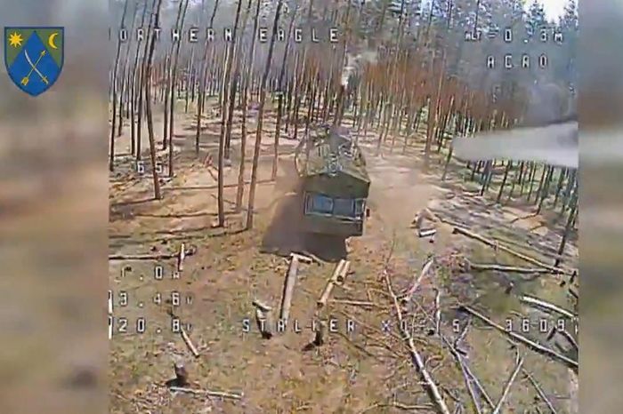 Khoảnh khắc FPV Ukraine sắp lao vào pháo 2S43 của Nga. Ảnh: Lữ đoàn cơ giới số 151 Ukraine