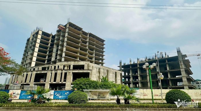 Những khối bê tông, cốt thép hoen rỉ tại dự án Usilk City. Ảnh: Hồng Khanh