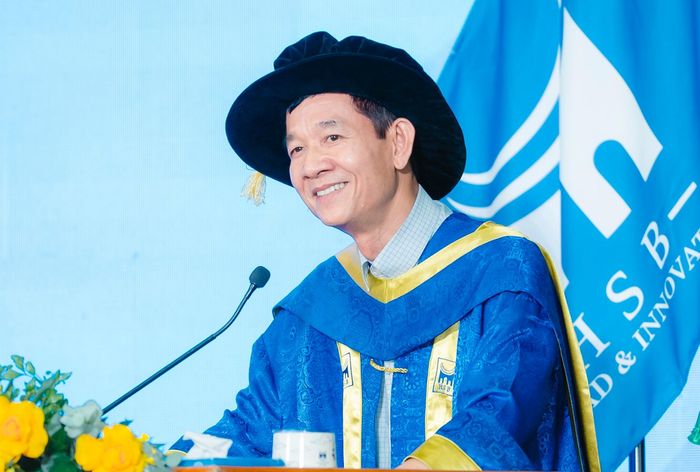GS.TS Hoàng Đình Phi, Hiệu trưởng Trường Quản trị và Kinh doanh.