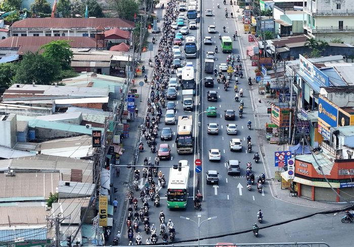Hiện trạng tuyến QL1A ở cửa ngõ phía Tây Nam của TPHCM sắp được mở rộng lên 52m. Ảnh: TK