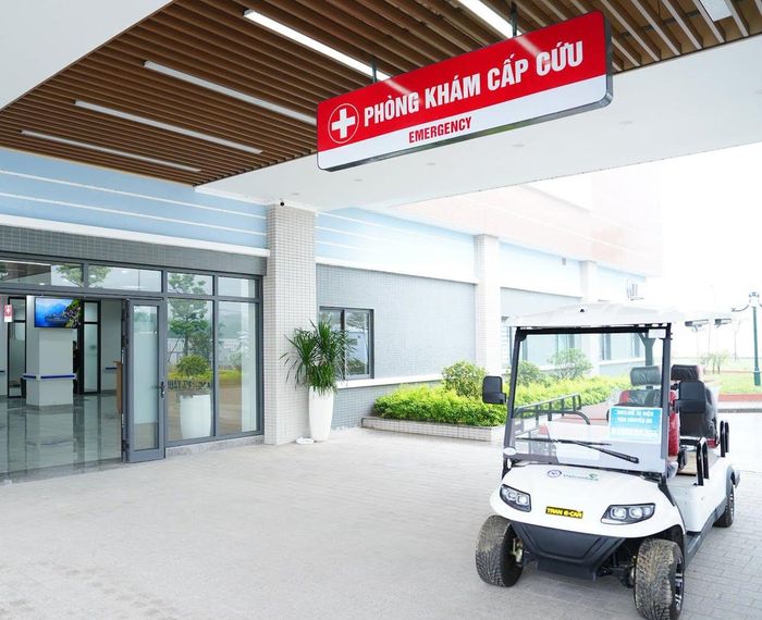 Khu vực khám cấp cứu được trang bị xe điện phục vụ người bệnh di chuyển. Ảnh: Minh An