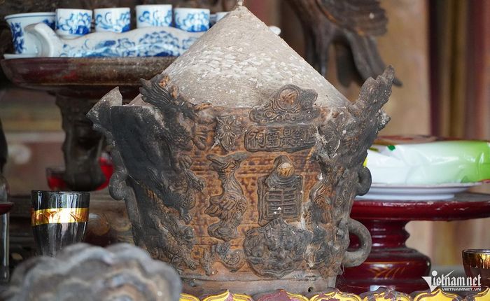Bát hương cổ tại hạ điện.