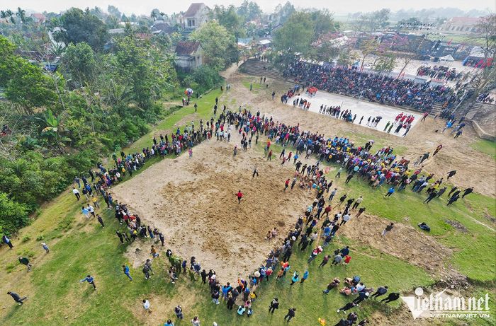 Trai tráng trổ tài cướp cù trên cát trong lễ hội hàng năm của đền.
