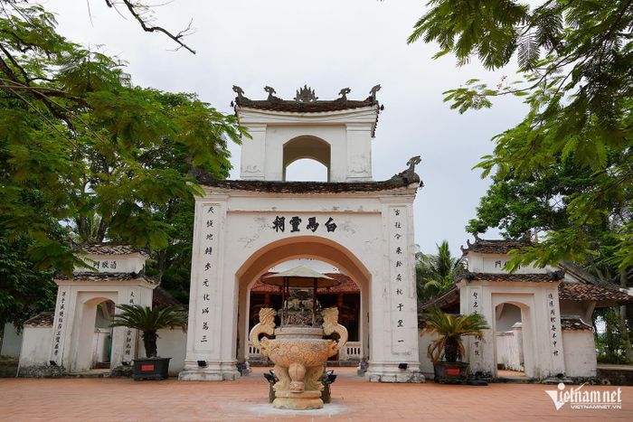 Nghi môn đền Bạch Mã.