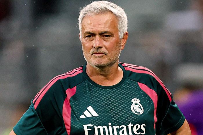 Mourinho trong trận hòa Fiorentina. Ảnh: RMCF