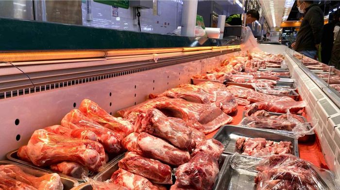 Giá thịt lợn tại Trung Quốc đã giảm 15,9% trong tháng 6/2026 so với cùng kỳ năm trước, khi nguồn cung từ các trang trại công nghiệp quy mô lớn tràn ngập thị trường. Ảnh: Nikkei Asia