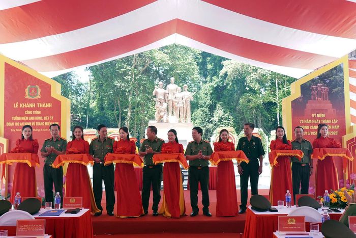 Các đại biểu cắt băng khánh thành công trình. Ảnh: Bộ Tư lệnh Cảnh vệ