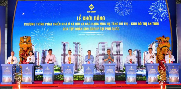 Lãnh đạo UBND tỉnh An Giang, đặc khu Phú Quốc cùng đơn vị liên quan thực hiện nghi thức khởi động chương trình nhà ở xã hội.