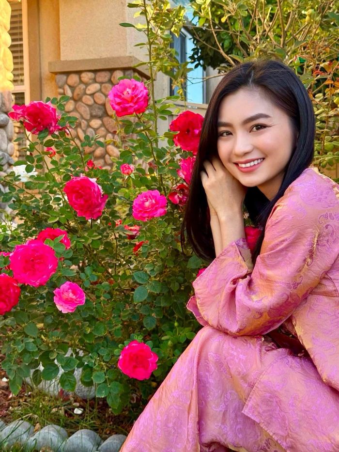 Diễn viên Diệu Hương đón tháng 8 với lời nguyện: "Mong mọi điều ước muốn, chặng đường phía trước, rồi sẽ nở hoa/ Cho mộng mơ sẽ mãi còn lại trong veo ngày qua".