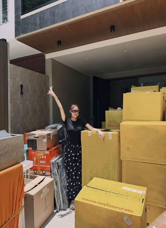 Danh hài Quang Minh gây chú ý khi tặng "núi" quà cho vợ trẻ - Tăng Khánh Chi.