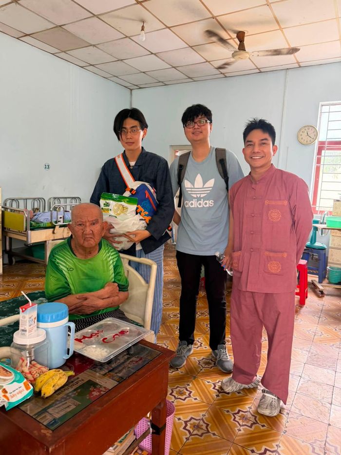 Ca sĩ Phạm Khánh Hưng vào Trung tâm dưỡng lão Thị Nghè, TPHCM thăm nghệ sĩ Mạc Can và nhiều nghệ sĩ lão thành khác.
