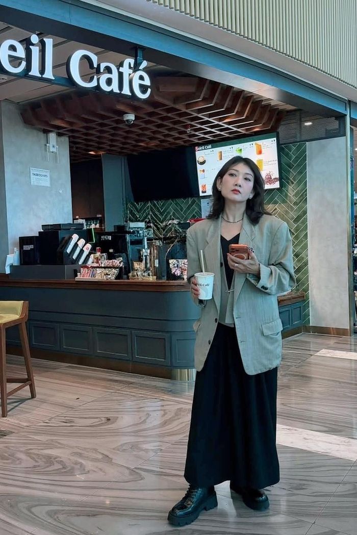 NSND Mỹ Uyên với phong cách thời trang sân bay.